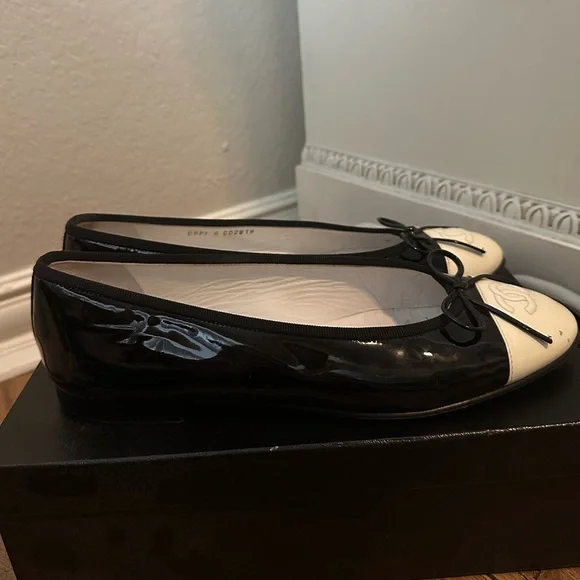 Chanel Vintage Black and White Patent Ballet Flats Size 39.5 / 8.5 - Picture 3 of 14
